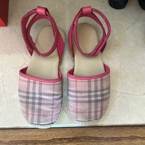 Toddler girl Burberry sandals 19 cm- used -lmk if you have any questions